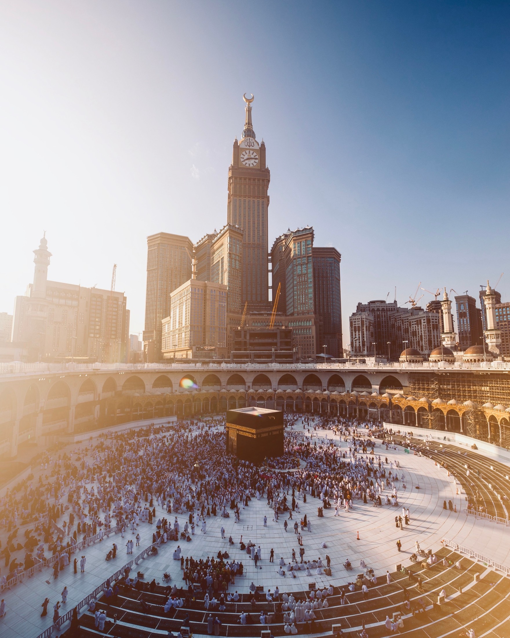 People worshipping in the holy mosque | Mecca in Saudi Arabia