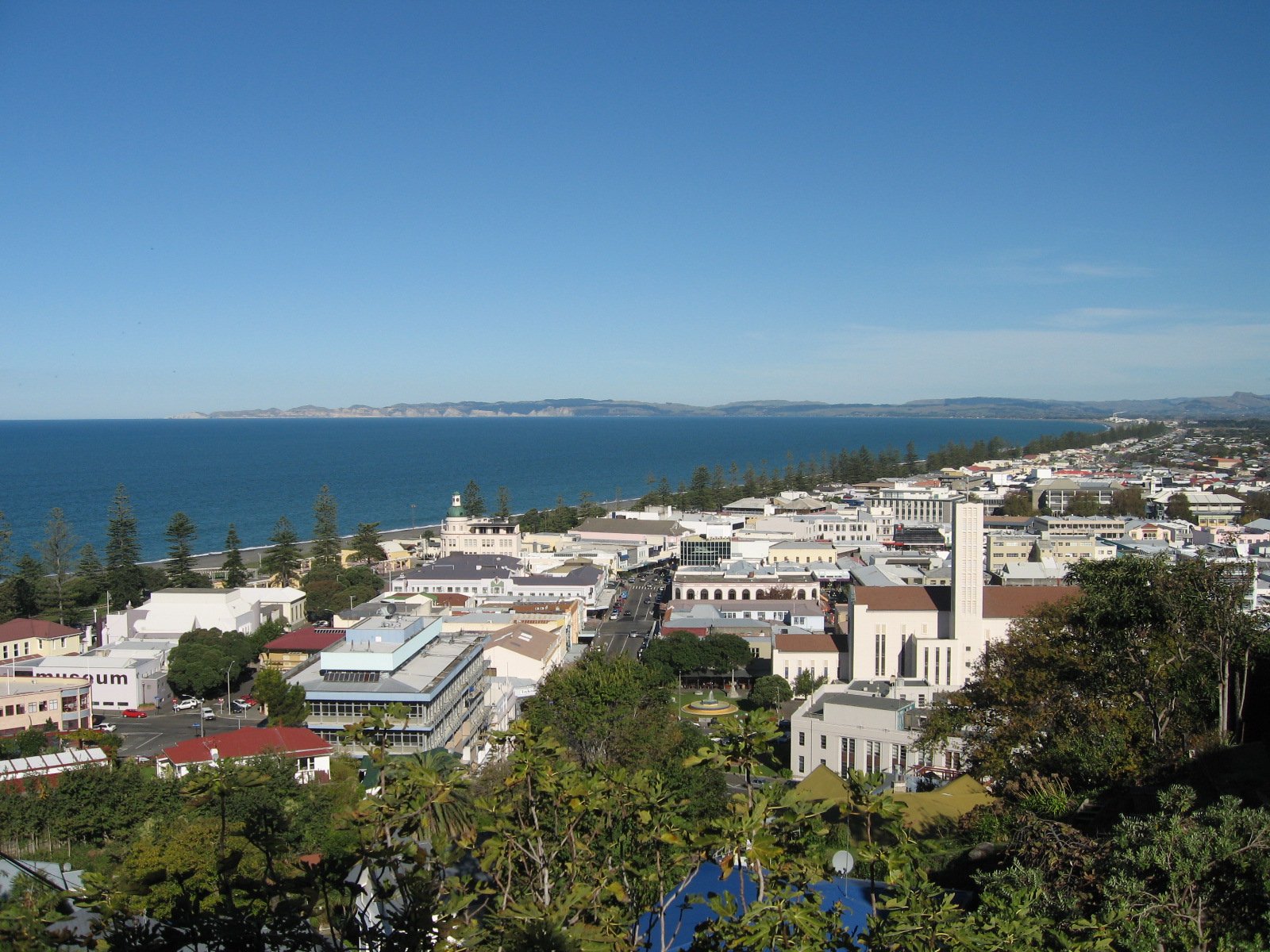 Taken from the walkway between Brewster Street and Onslow Road. Ah, the blue sky, blue Pacific and attractive buildings of Napier. | Napier in New Zealand