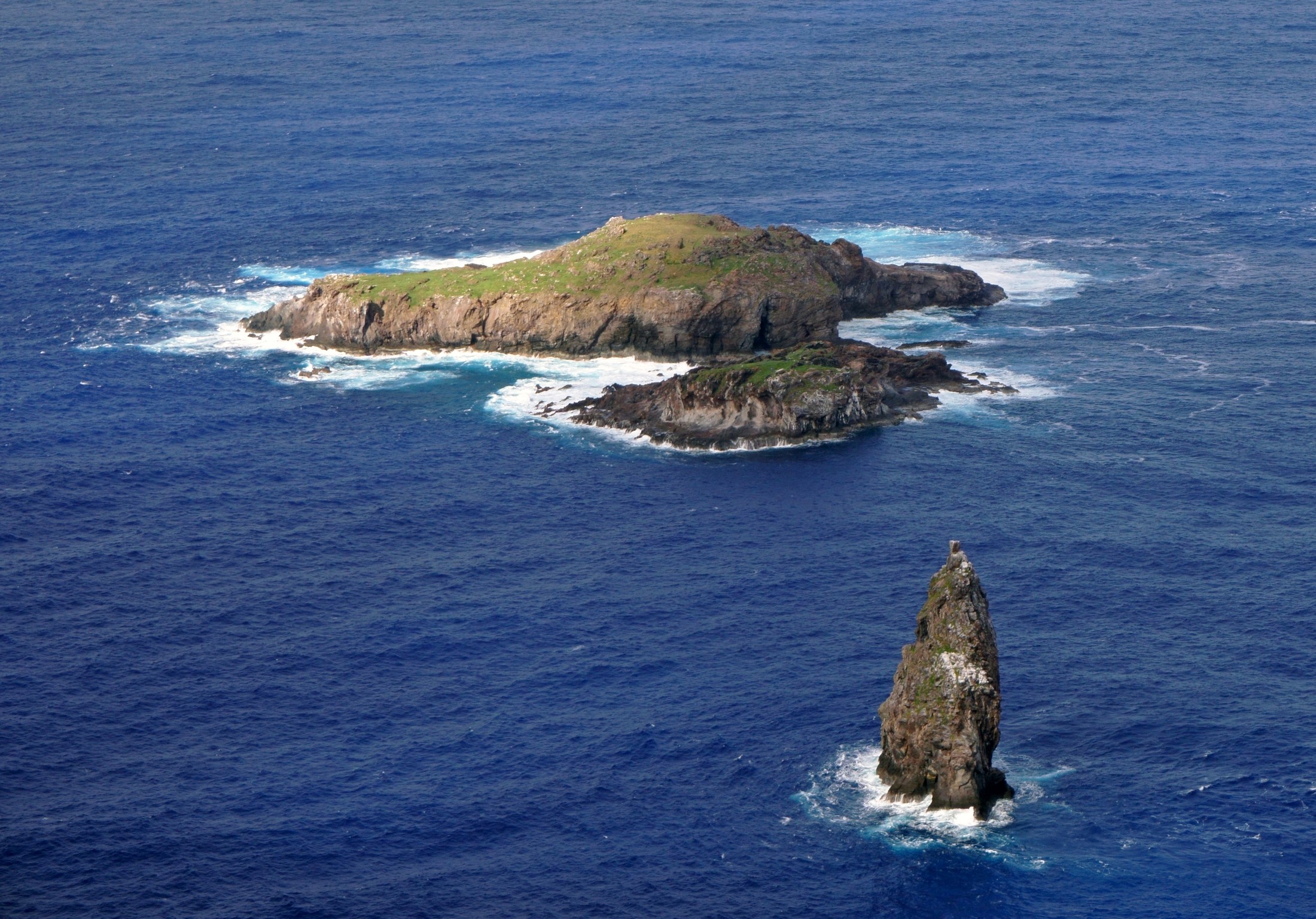 Motu Nui, with the smaller Motu Iti and the sea stack of Motu Kao Kao. Picture taken from Orongo on the Rano Kau volcano, around 250 meters (820 feet) above sea level. | Easter Island in Chile