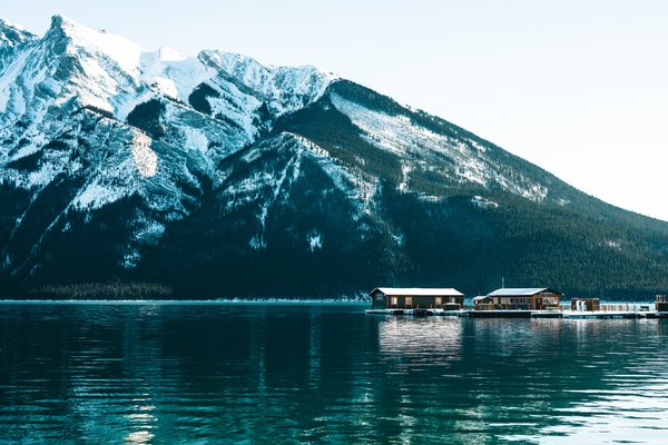 Photo of Lake Minnewanka in Canada